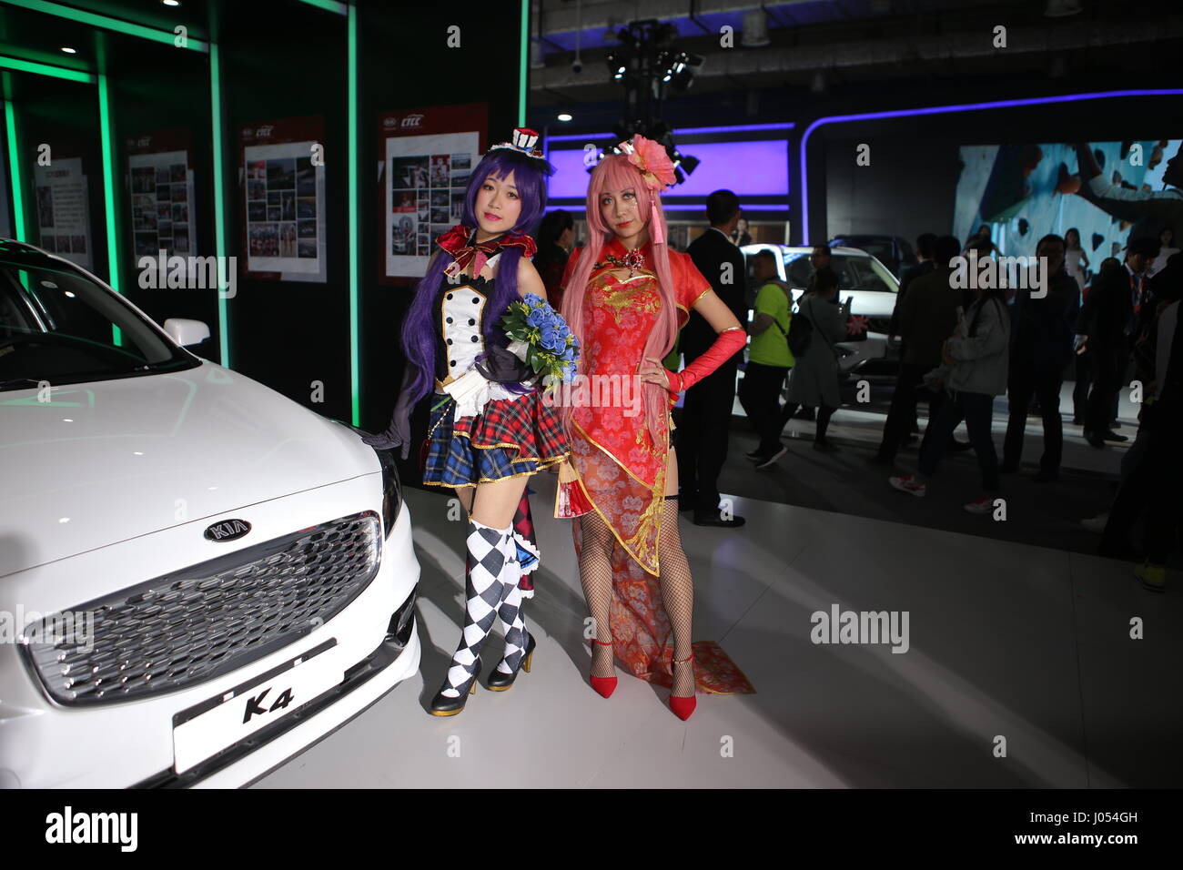 Jinan, Jinan, Cina. 8 apr, 2017. Jinan, CINA-Aprile 8 2017: (solo uso editoriale. Cina OUT) .i modelli delle auto indossando costumi cosplay al Qilu Auto Expo di Jinan, est della Cina di Provincia di Shandong, 8 aprile 2017. Credito: SIPA Asia/ZUMA filo/Alamy Live News Foto Stock