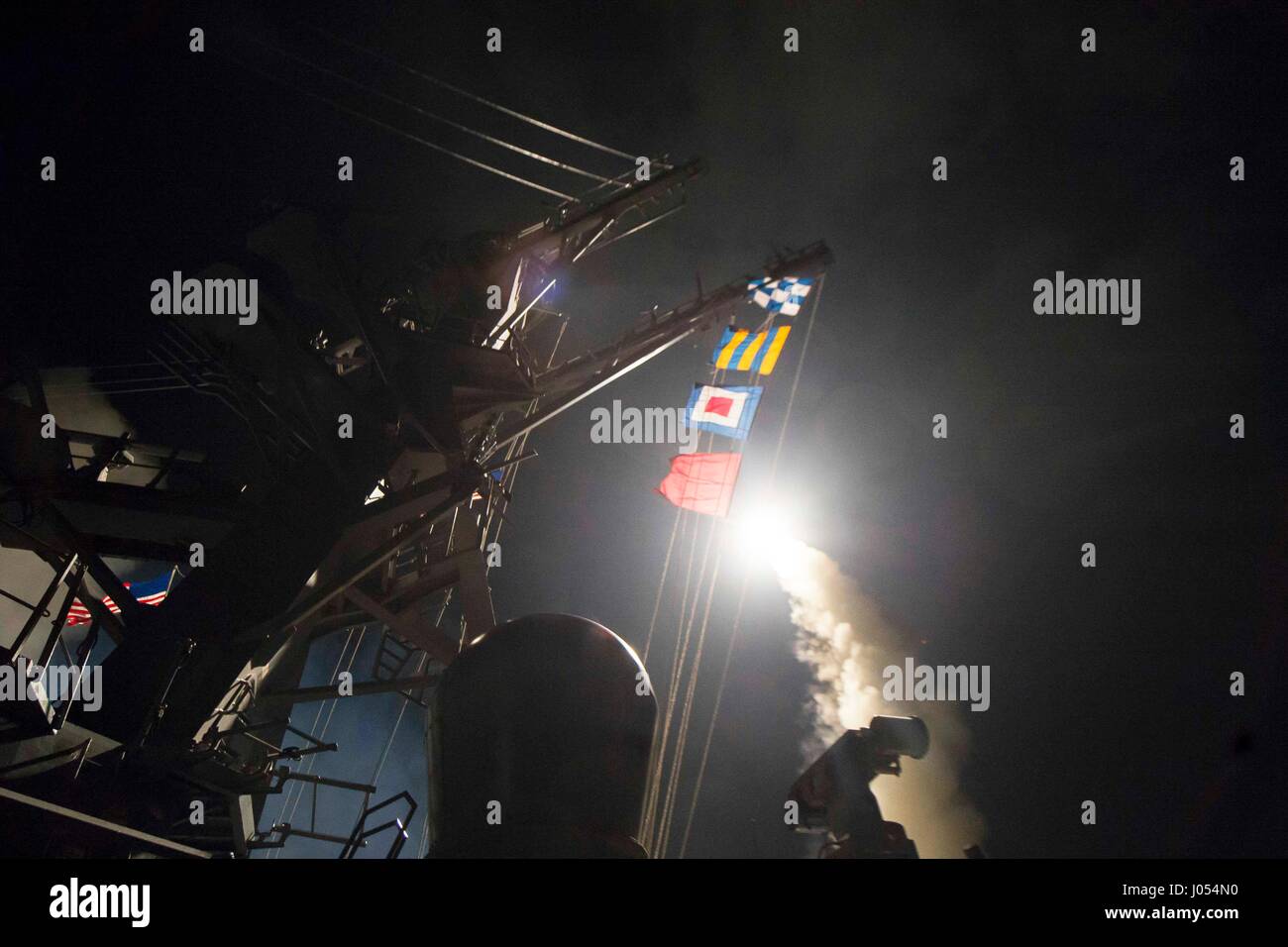 In questa foto rilasciata dalla Marina degli Stati Uniti, la USS Ross (DDG 71) incendi un tomahawk land attack missile Aprile 7, 2017. USS Ross, un Arleigh Burke-class guidato-missile distruttore, distribuita a Rota, Spagna, sta conducendo operazioni navali negli Stati Uniti Sesta flotta area di operazioni a sostegno degli Stati Uniti per gli interessi di sicurezza nazionali in Europa e in Africa nel Mar Mediterraneo. Credito: Robert S. Prezzo/US Navy via CNP - nessun filo SERVICE - foto: Robert S. Prezzo/US Navy/consolidato/dpa Foto Stock