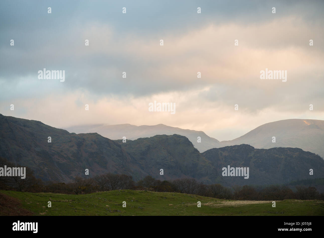 Coniston, Lake District, Cumbria. Il 10 aprile 2017. Vista da nord di Coniston su una torbida e la partenza a freddo per il giorno, la temperatura è scesa sensibilmente poiché ieri come i cambi di tempo più freddo in tutto il paese. Credit Dan Tucker/Alamy Live News Foto Stock