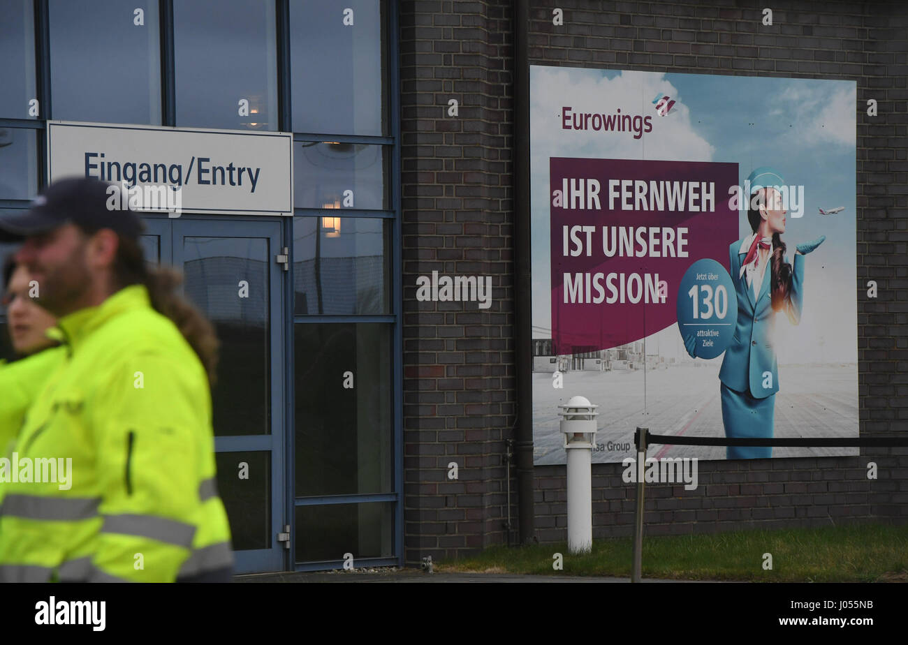 Zirchow, Germania. 08 apr, 2017. Pubblicità per la compagnia aerea Eurowings visto accanto all'ingresso a Heringsdorf Aeroporto in Zirchow, Germania, 08 aprile 2017. Nel 2016, alcuni 42.000 passeggeri sono stati trattati a Heringsdorf aeroporto; 22.500 di loro sono arrivati sui voli di linea. Lufthansa, Eurowings, Austrian Airlines, SkyWork compagnia aerea e la Germania hanno annunciato i voli di linea dal sud della Germania, la regione della Ruhr in Germania occidentale, in Austria e in Svizzera a isola di Usedom per questa stagione. Foto: Stefan Sauer/dpa-Zentralbild/dpa/Alamy Live News Foto Stock