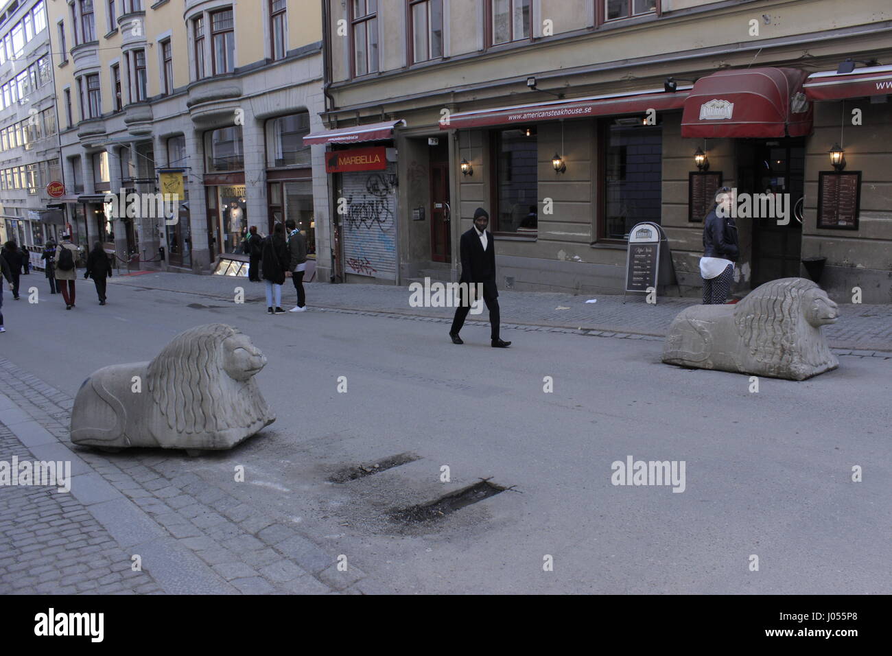 Uno dei due barricate in cemento raffiguranti leoni scolpiti statue, sono state spostate dalla forza di azionamento del carrello di Stoccolma utente malintenzionato in Drottninggatan street. I Lions sono incorporati nel rivestimento svedese di bracci, realizzata da artista svedese Anders Arfelt. I Lions sono una parte svedese di araldica. Gustav II Adolf (1611-1632) era re di Svezia noto come "il leone del Nord" e fondatore dell'Impero svedese. Foto Stock