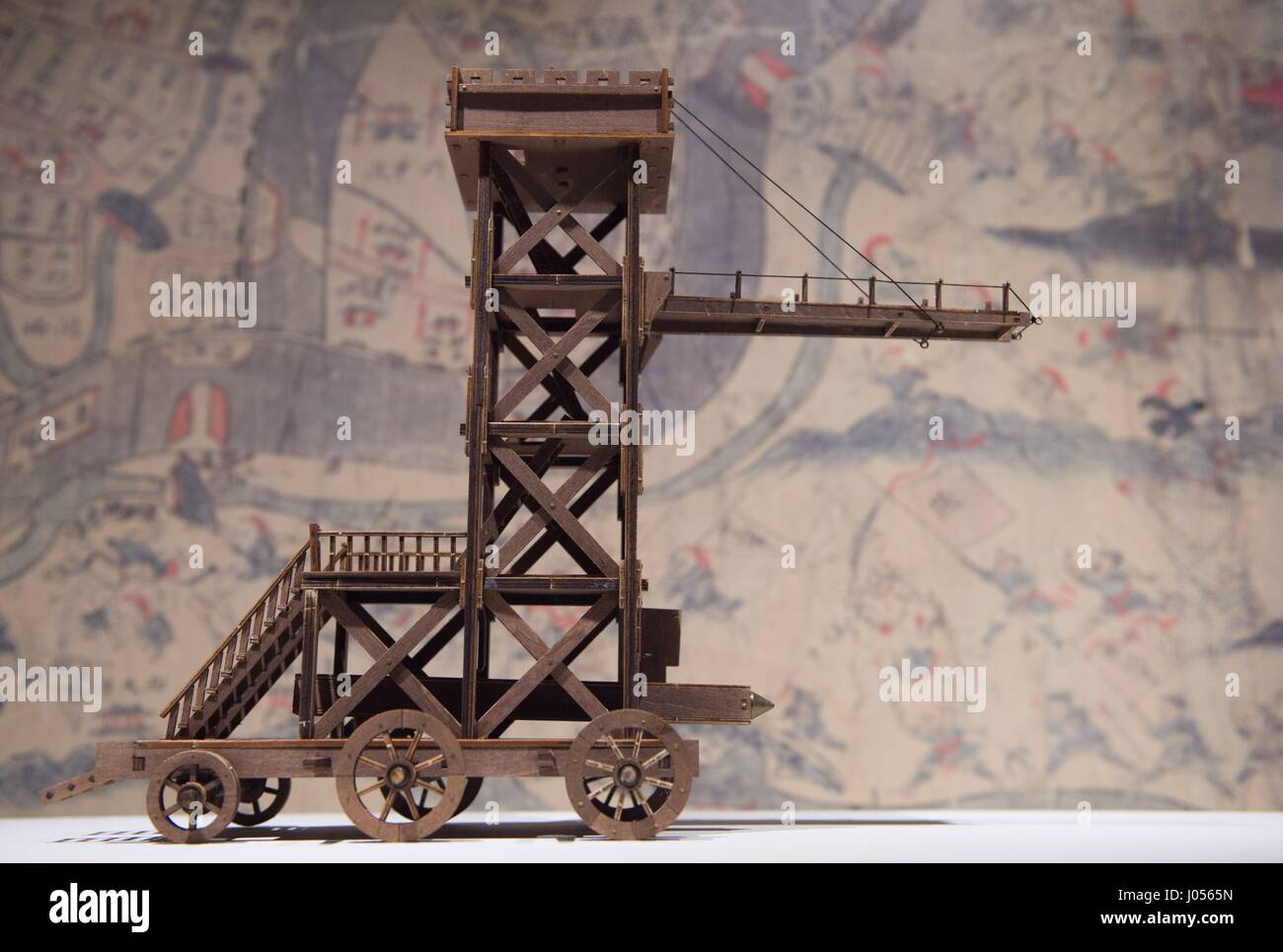 Koenigstein, Germania. 04 apr, 2017. Il modello di un assedio cinese tower su un 1:72 scala è in mostra "La parete della città di Nanchino - Gli Imperatori Ming' parete protettiva' a Koenigstein fortezza nel Koenigstein, Germania, 04 aprile 2017. La mostra che durerà fino al 05 novembre 2017 descrive la realizzazione della città cinese di parete e si concentra sul suo storico e presente l'uso. Foto: Sebastian Kahnert/dpa-Zentralbild/dpa/Alamy Live News Foto Stock