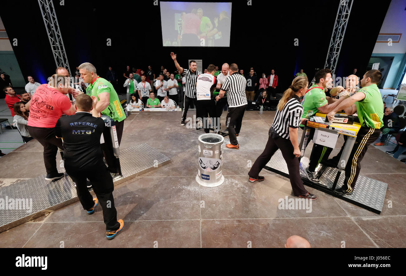 Eisleben, Germania. 08 apr, 2017. Lottatori di braccio in azione al braccio tedesco campionati di wrestling nel Glueck-Auf-Halle palestra a Eisleben, Germania, 08 aprile 2017. Alcuni 120 uomini e donne da 15 associazioni hanno gareggiato in diverse classi di peso nel caso che serve anche come un giro di qualifica per il team nazionale tedesco che sono per competere nel campionato europeo a Katowice, Polonia, nel maggio 2017, e ai Campionati del Mondo di Budapest, Ungheria. Foto: Sebastian Willnow/dpa-Zentralbild/dpa/Alamy Live News Foto Stock