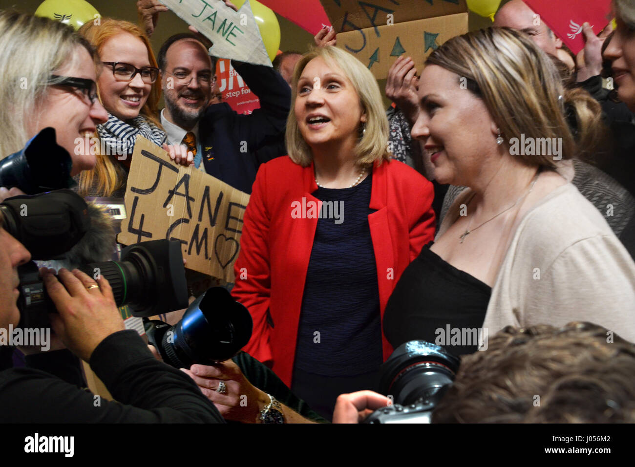 Manchester, Regno Unito. 8 Aprile, 2017. Jane Brophy (gruppo del Partito europeo dei liberali democratici candidato per Greater Manchester sindaco) lancia il suo manifesto in Manchester sabato 8 aprile 2017 con l'ex Manchester Withington MP John Leech e Manchester Gorton da-candidato alle elezioni Jackie Pearcy. I liberali democratici sono sperando di eseguire il lavoro vicino nella Greater Manchester Mayoral e Manchester Gorton elezioni, entrambi essendo tenutasi il 4 maggio 2017. Foto Stock