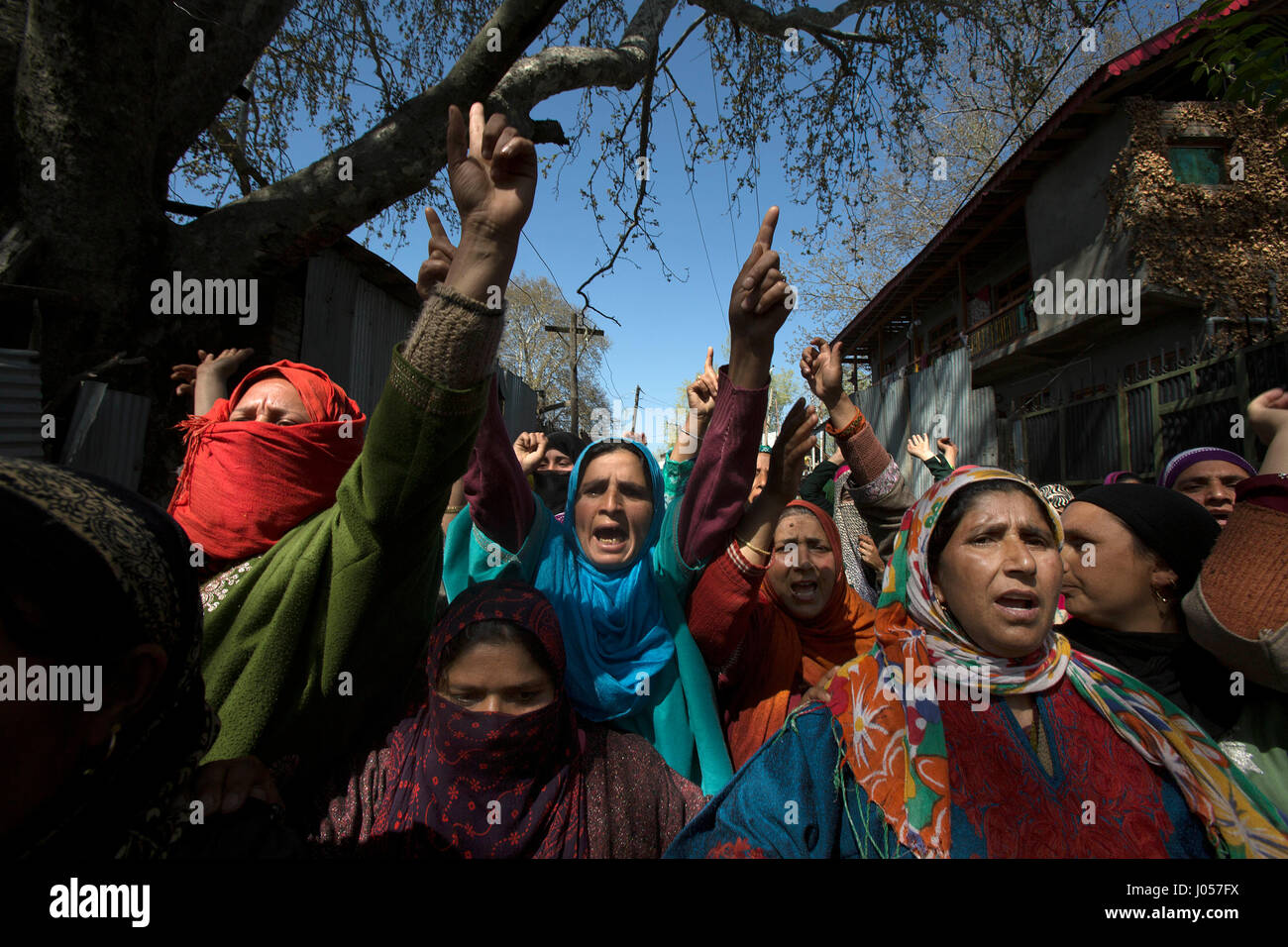 Srinagar, Indiano-controllato del Kashmir. Decimo Apr, 2017. Le donne del Kashmir gridare slogan contro l uccisione di una gioventù durante il suo corteo funebre in Barsoo Ganderbal, circa 45 km a nord di Srinagar, capitale estiva di Indiano-Kashmir controllata, 10 aprile 2017. Almeno sei persone sono state uccise e oltre 36 altri feriti in cottura da parte delle forze di sicurezza, come la violenza sfigurato il sondaggio per la sede parlamentare in indiano-controllato del Kashmir Srinagar capitale di domenica. Credito: Javed Dar/Xinhua/Alamy Live News Foto Stock