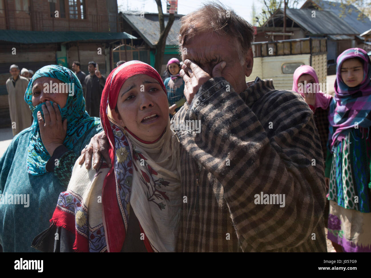 Srinagar, Indiano-controllato del Kashmir. Decimo Apr, 2017. Popolo del Kashmir urlate oltre l uccisione di una gioventù durante il suo corteo funebre in Barsoo Ganderbal, circa 45 km a nord di Srinagar, capitale estiva di Indiano-Kashmir controllata, 10 aprile 2017. Almeno sei persone sono state uccise e oltre 36 altri feriti in cottura da parte delle forze di sicurezza, come la violenza sfigurato il sondaggio per la sede parlamentare in indiano-controllato del Kashmir Srinagar capitale di domenica. Credito: Javed Dar/Xinhua/Alamy Live News Foto Stock