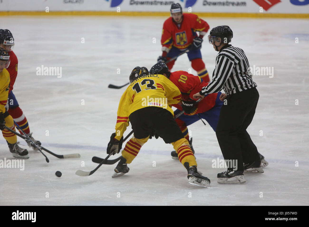 Galati, Romania. 09Apr, 2017. L'hockey su ghiaccio tra la Romania e la Spagna nel 2017 IIHF HOCKEY SU GHIACCIO NEL CAMPIONATO DEL MONDO Div. II gruppo A. Credito: Gabriel Petrescu/Alamy Live News Foto Stock