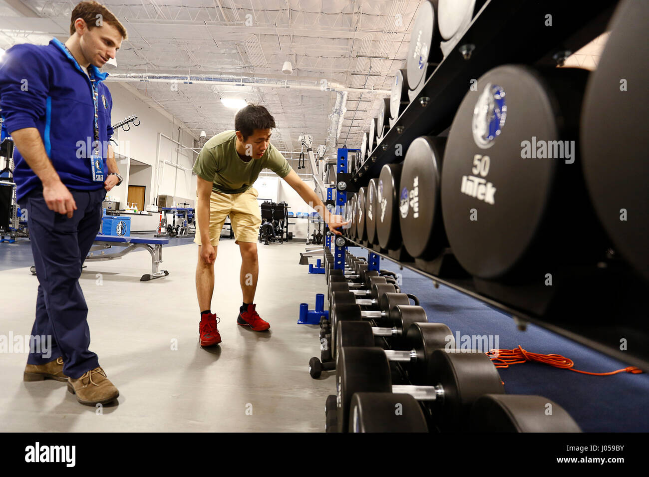 Marzo 25, 2017 - Dallas, Texas, Stati Uniti d'America - 25 Marzo 2017. Ryan Kline (sinistra) dà Shen Xu un tour di Dallas Mavericks nuovo training facility. Shen Xu è un fan di Dallas Mavericks player Dirk Nowitzki. In onore del giocatore di basket scoring 30.000 punti in carriera Shen Xu totalizzato 300 punti per 100 giorni. Egli è stato invitato da i non conformisti di sparare un cerimoniale di 30.000esimo punto prima di una partita contro l'Oklahoma Thunder presso American Airlines Center di Dallas, Texas. (Credito Immagine: © Ralph Lauer via ZUMA filo) Foto Stock