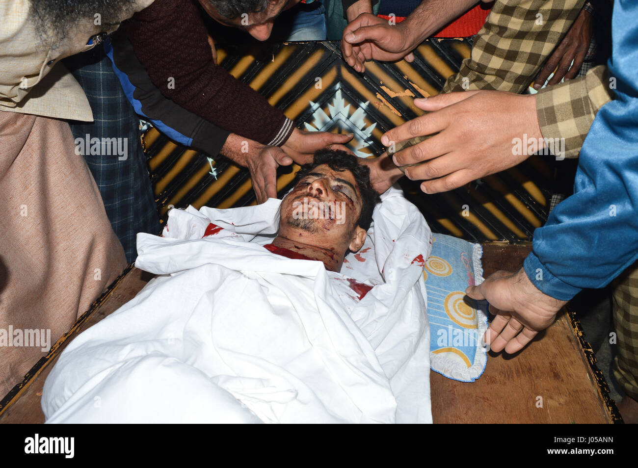 La polizia indiana imporre coprifuoco-come cordoli in parti della regione, un giorno dopo il mortale di scontri tra manifestanti e forze di polizia. La polizia indiana hanno imposto il coprifuoco-come cordoli sulla circolazione delle persone attraverso le diverse parti del indiano-Kashmir amministrato, un giorno dopo gli scontri con i dimostranti durante una elezione ucciso otto persone e il ferimento di più di 200. Fazione separatista del Kashmir hanno chiamato per una due giorni di sciopero per protestare lunedì.i loro appelli al boicottaggio del sondaggio in Srinagar e le conseguenti violenze, ha comportato l affluenza alle urne di una mera sette per cento di domenica e forzata 70 seggi per chiudere Foto Stock