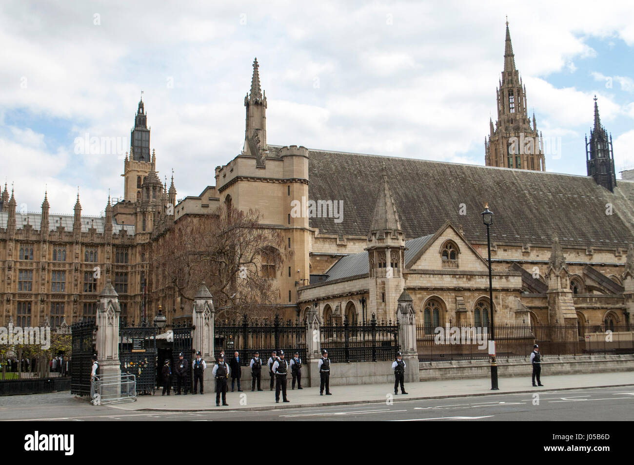 Londra, Regno Unito. Decimo Apr, 2017. La bara del PC Keith Palmer passa attraverso i cancelli era proteggere quando egli è stato ucciso in un attacco terroristico. Credito: JOHNNY ARMSTEAD/Alamy Live News Foto Stock