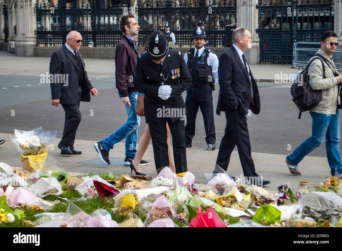 Londra, Regno Unito. Decimo Apr, 2017. La bara del PC Keith Palmer passa attraverso i cancelli era proteggere quando egli è stato ucciso in un attacco terroristico. Credito: JOHNNY ARMSTEAD/Alamy Live News Foto Stock