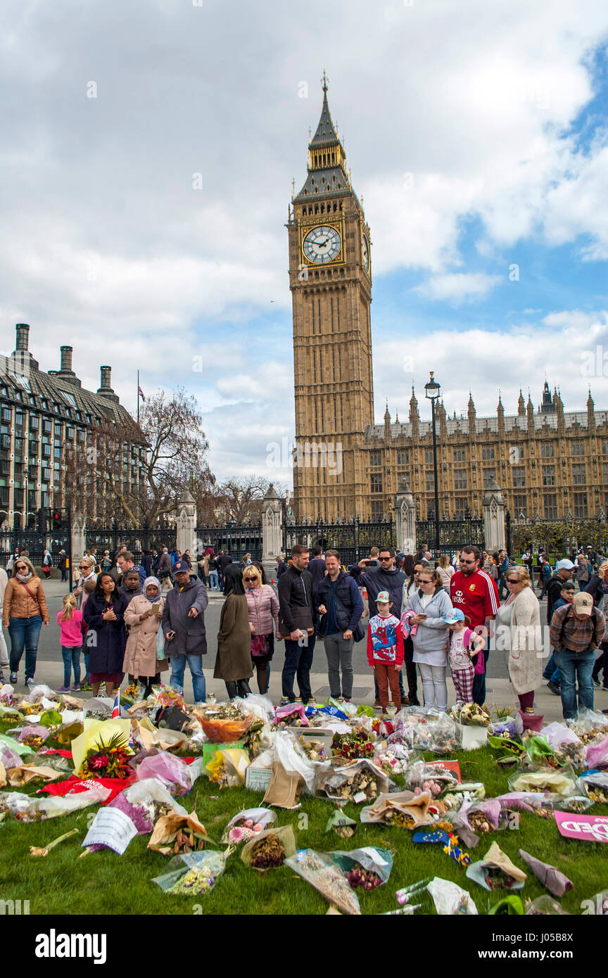 Londra, Regno Unito. Decimo Apr, 2017. La folla che hanno guardato il corteo funebre guardare i tributi di fronte al gate. La bara del PC Keith Palmer passa attraverso i cancelli era proteggere quando egli è stato ucciso in un attacco terroristico. Credito: JOHNNY ARMSTEAD/Alamy Live News Foto Stock