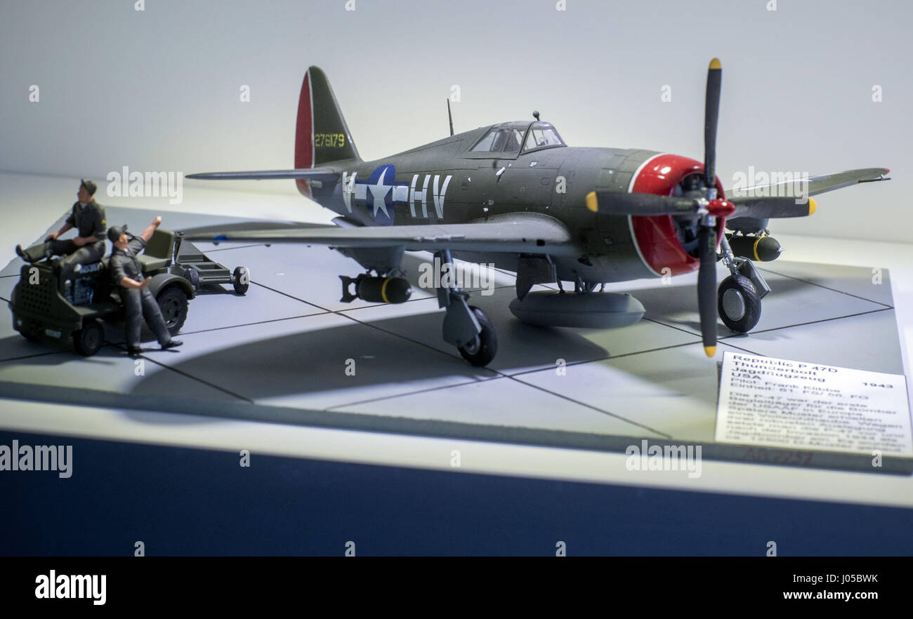 Peenemuende, Germania. 29 Mar, 2017. Il modello di un US-American P-47 D 'Thunderbolt' piano può essere visto in una mostra presso il Museo Historical-Technical ("Historisch-Technisches Museum') in Peenemuende, Germania, 29 marzo 2017. Una mostra sul trattamento del western-allied e Eastern-European prigionieri di guerra nei campi tedeschi durante la Seconda Guerra Mondiale si apre al Museo Historical-Technical Peenemuende (HTM) il 30 marzo 2017. Foto: Jens Büttner/dpa-Zentralbild/dpa/Alamy Live News Foto Stock