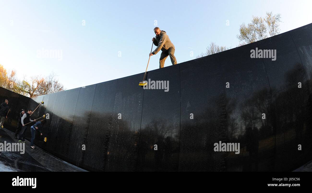 Washington, Stati Uniti d'America. 09Apr, 2017. Stati Uniti Il Segretario degli Interni Ryan Zinke aiuta i volontari della Rolling Thunder moto gruppo di advocacy pulire il Vietnam Veterans Memorial Wall Aprile 9, 2017 a Washington, DC. Credito: Planetpix/Alamy Live News Foto Stock