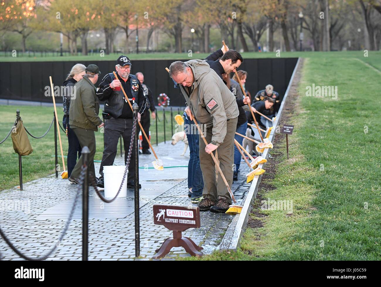 Washington, Stati Uniti d'America. 09Apr, 2017. Stati Uniti Il Segretario degli Interni Ryan Zinke, centro consente di volontari del Rolling Thunder moto gruppo di advocacy pulire il Vietnam Veterans Memorial Wall Aprile 9, 2017 a Washington, DC. Credito: Planetpix/Alamy Live News Foto Stock