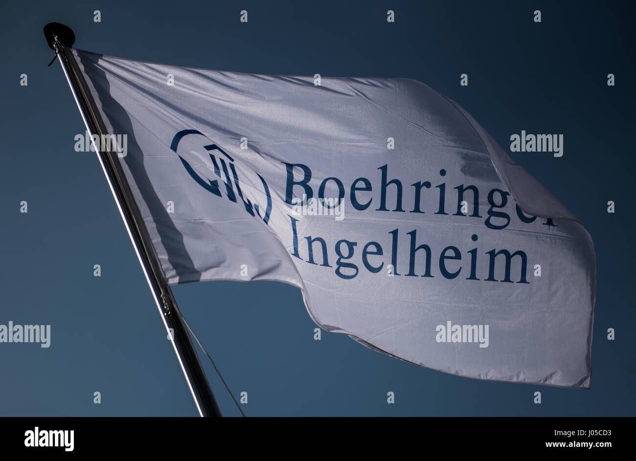 Ingelheim, Germania. 1 Aprile, 2017. Una bandiera con il logo di "Boehringer Ingelheim' visto presso la sede aziendale della società farmaceutica Boehringer Ingelheim in Ingelheim, Germania, 01 aprile 2017. Foto: Andreas Arnold/dpa/Alamy Live News Foto Stock