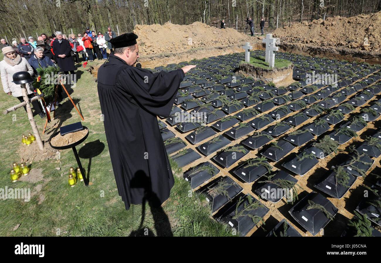 Stare Czarnowo, Polonia. 6 apr, 2017. Pastore Bernhard Riedel benedice i morti nel corso di una cerimonia del tedesco della Commissione delle tombe di guerra ("Volksbund Deutsche Kriegsgraeberfuersorge') per l'inserimento di 1.800 guerra tedesca morti al cimitero di guerra di stare Czarnowo, Polonia, 6 aprile 2017. Riesumato soldati e vittime civili della II Guerra Mondiale le cui ossa sono state trovate durante una operazione di ricerca nel nord della Polonia. Foto: Bernd Wüstneck/dpa-Zentralbild/dpa/Alamy Live News Foto Stock