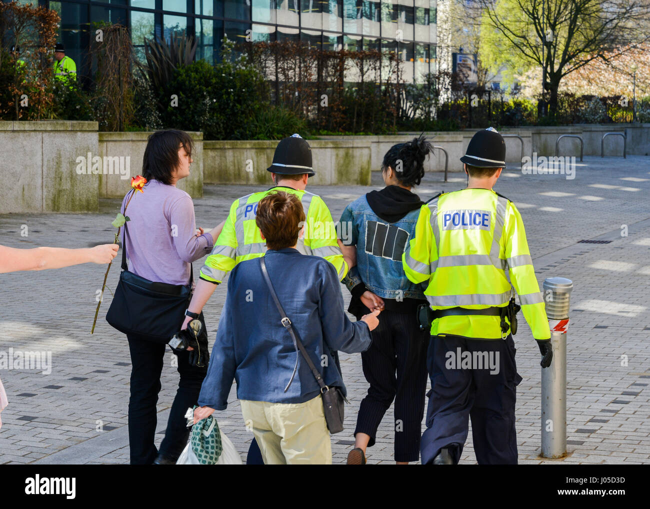 8 aprile 2017 - Birmingham, UK: Polizia take away Saffiyah Khan, un locale Birmingham residente che oppone Right-Wing estrema difesa inglese League (EDL) sostenitori durante un rally nel centro di Birmingham, Regno Unito Foto Stock