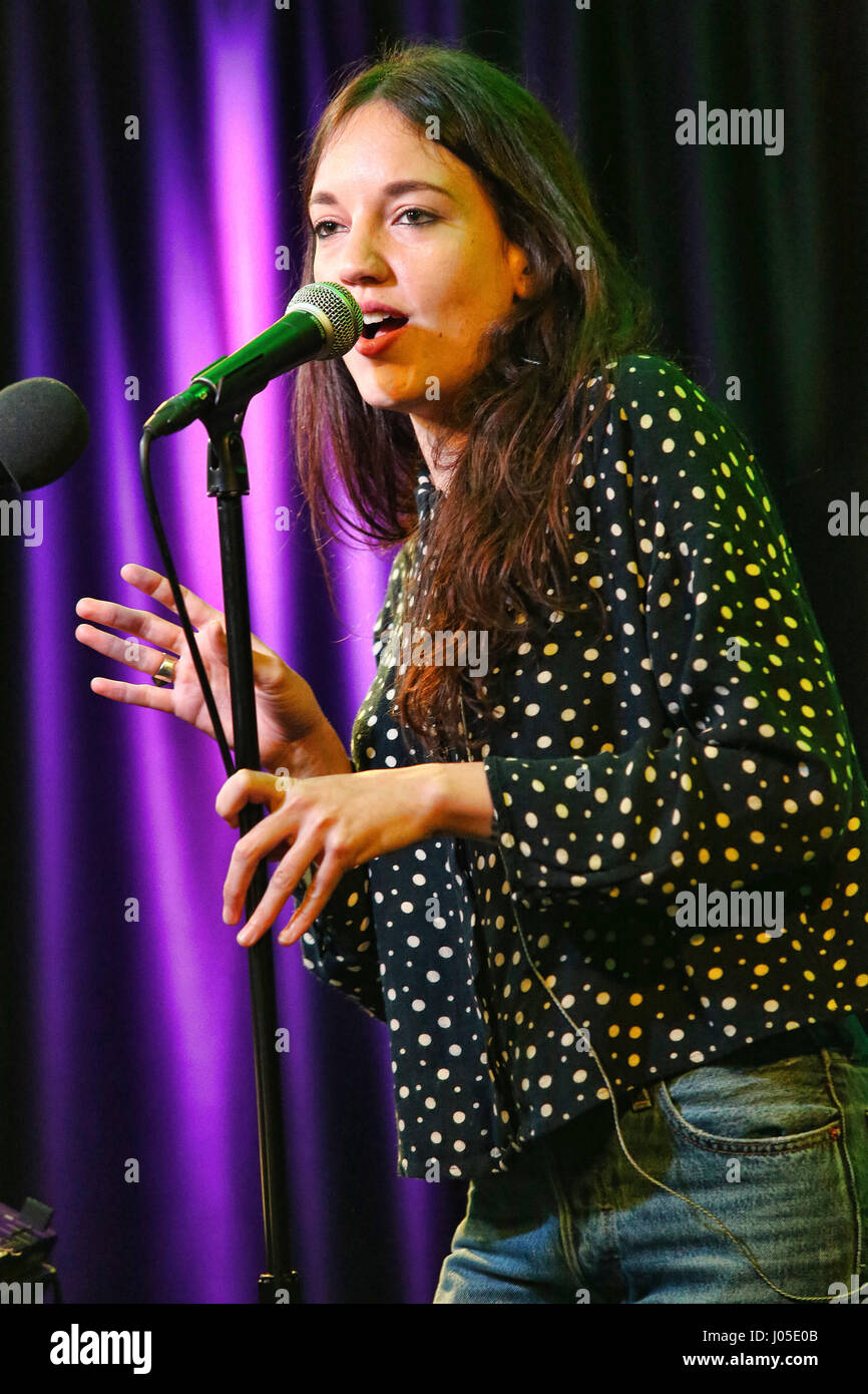 Bala Cynwyd, PA, Stati Uniti d'America. Decimo Apr, 2017. Jain visita Radio 104,5 in Bala Cynwyd, Pa on April 10, 2017 Credit: Star Shooter/media/punzone Alamy Live News Foto Stock