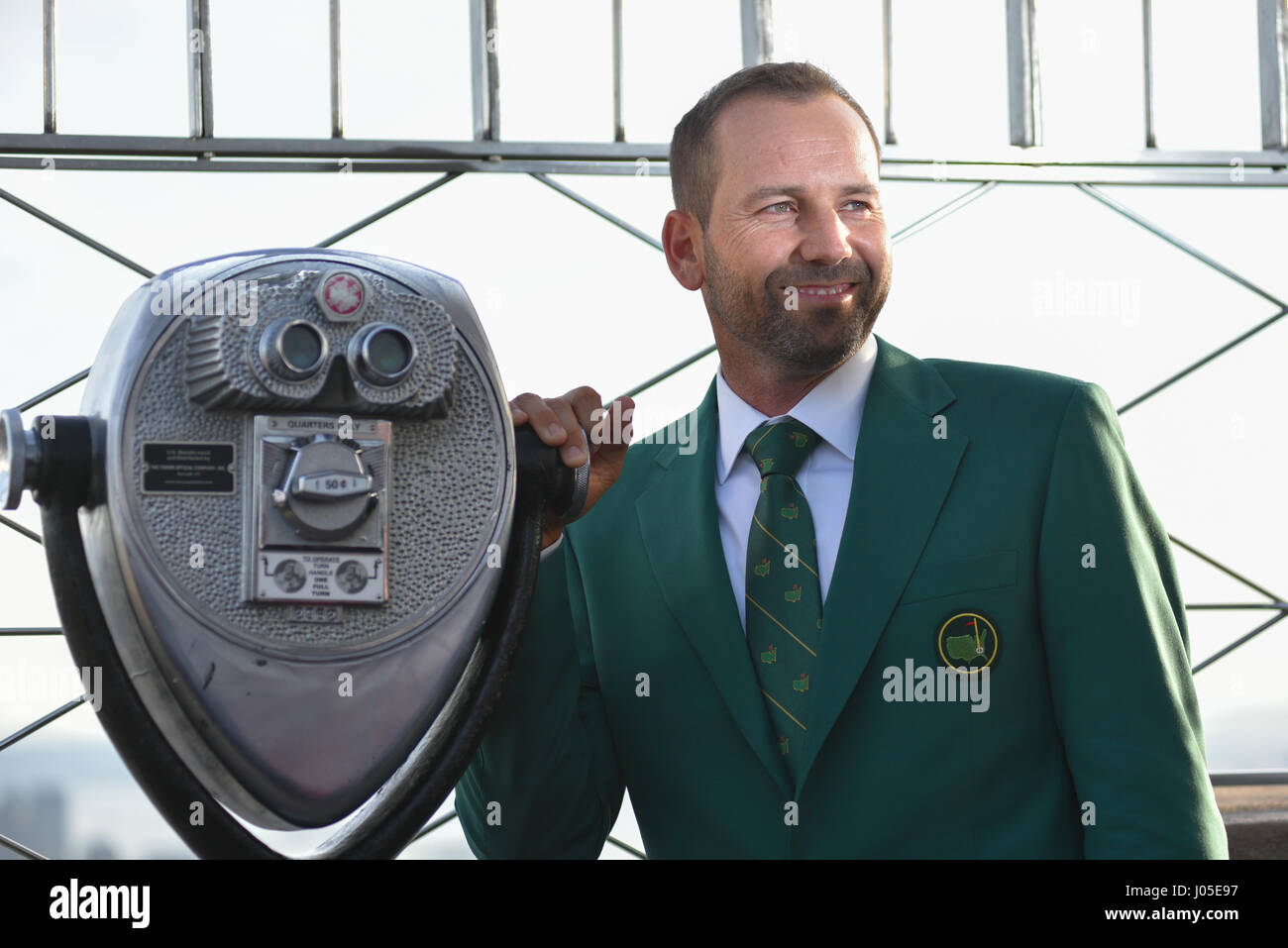 New York, Stati Uniti d'America. 10 Aprile, 2017. Sergio Garcia visite la piattaforma di osservazione dell'Empire State Building a New York il 10 aprile 2017 nella celebrazione della sua vittoria al 2017 Masters a Augusta National Golf Club. Credito: Erik Pendzich/Alamy Live News Foto Stock