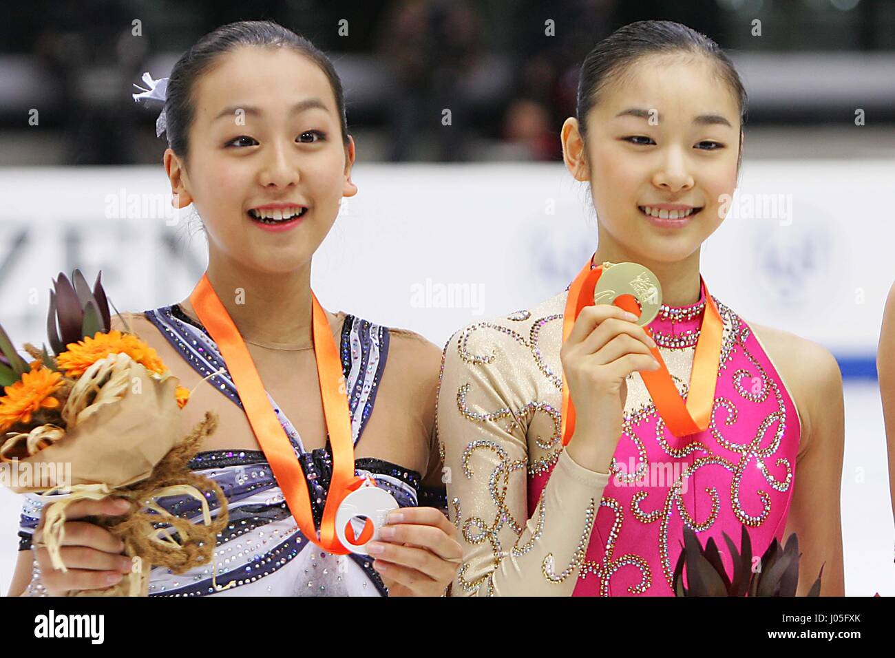 FILE foto: giapponese figura skater Mao Asada ha annunciato qui il pensionamento da pattinaggio competitivo su lunedì 10 aprile 2017 tramite il suo blog. Asada è stata una grande star in Giappone dopo che rappresenta il suo paese a due Giochi Olimpici Invernali e a vincere i campionati del mondo per tre volte. Ella era stata prevista per continuare fino a quando il 2018 Olimpiadi invernali di PyeongChang ma ha lottato in concorrenza in passato 2 anni. Foto originale mostra: (L a R) Mao Asada (JPN), Kim Yu-NA (KOR), dicembre 15, 2007 - Pattinaggio di Figura : ISU Grand Prix di Pattinaggio di Figura finale, Donna Premiazione al Palavela Olympic Foto Stock