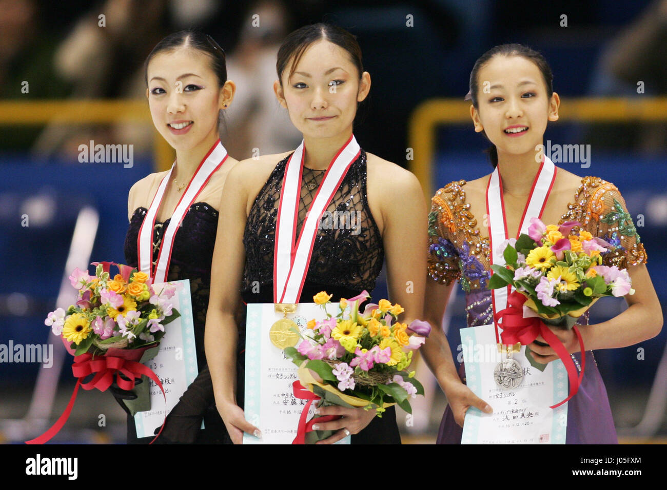 FILE foto: giapponese figura skater Mao Asada ha annunciato qui il pensionamento da pattinaggio competitivo su lunedì 10 aprile 2017 tramite il suo blog. Asada è stata una grande star in Giappone dopo che rappresenta il suo paese a due Giochi Olimpici Invernali e a vincere i campionati del mondo per tre volte. Ella era stata prevista per continuare fino a quando il 2018 Olimpiadi invernali di PyeongChang ma ha lottato in concorrenza in passato 2 anni. Foto originale mostra: (L a R) Fumie Suguri, Miki Ando, Mao Asada, dicembre 26, 2004 - Pattinaggio di Figura : tutto il Giappone la figura pattinare campionato, Donne Single pattinaggio gratuito a Shinyokoha Foto Stock