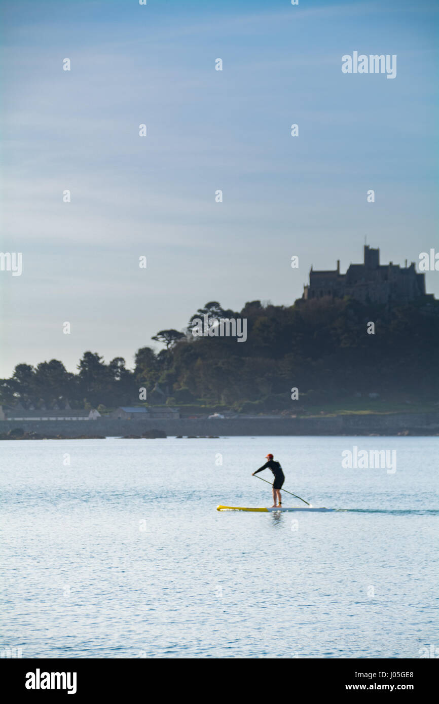 Marazion, Cornwall, Regno Unito. 11 aprile 2017. Regno Unito Meteo. Mare calmo per prima cosa al mattino a Marazion, con paddle boarder e cigni sul mare. Credito: Simon Maycock/Alamy Live News Foto Stock