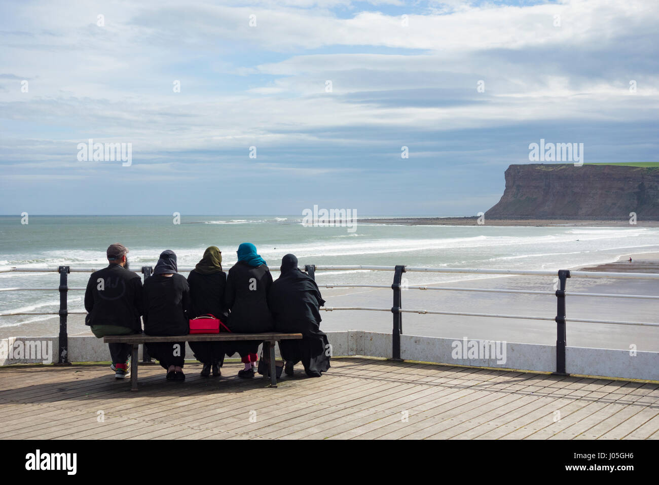 Giovani donne Musulmane di indossare il Hijab velo su Saltburn Pier. Saltburn dal mare, North Yorkshire, Regno Unito. Foto Stock