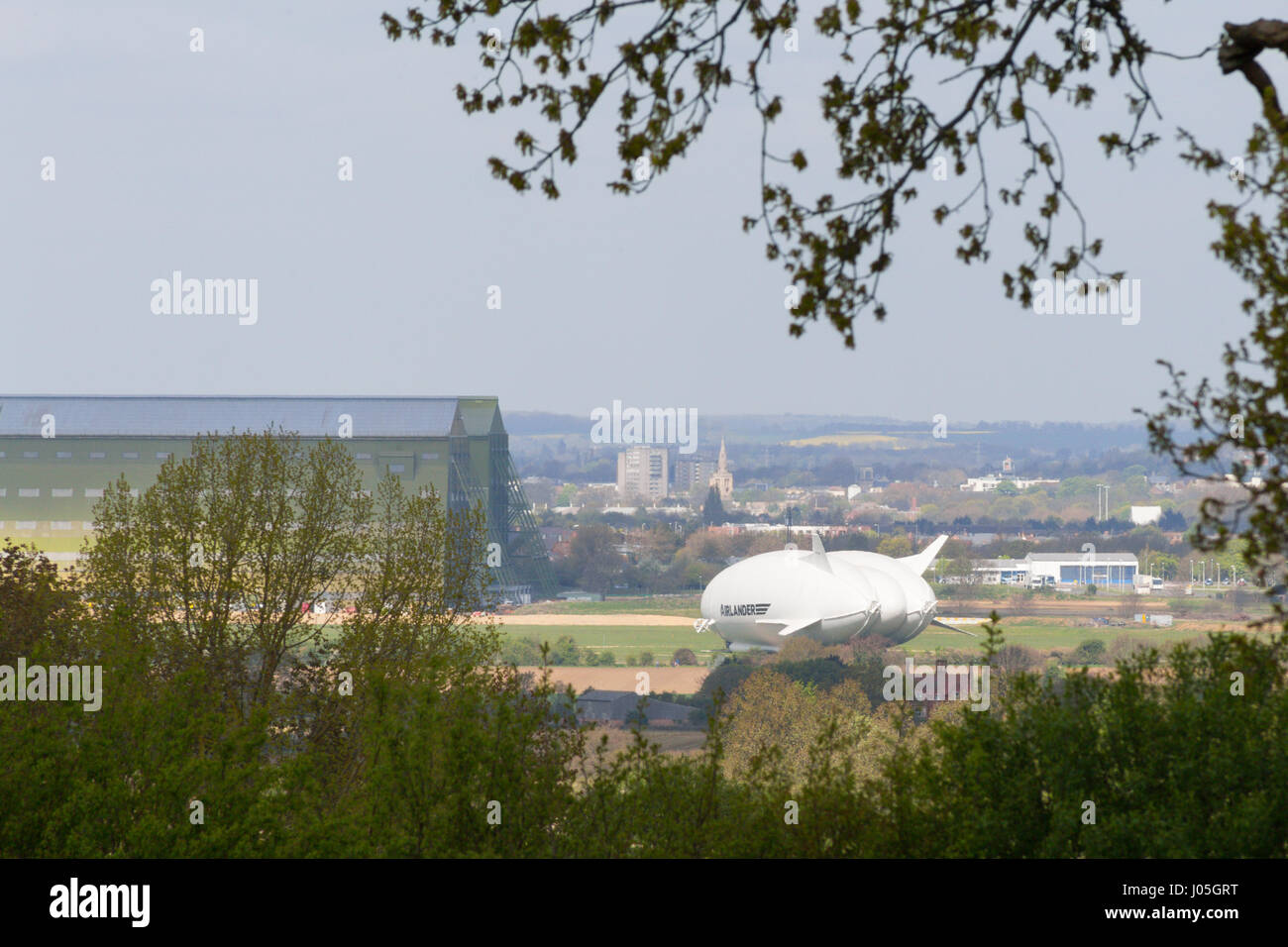 Cardington, Bedfordshire, Regno Unito. Xi Apr, 2017. L'aria ibride Veicoli Airlander 10 è ormeggiato al nuovo Mobile montante di ormeggio (MMM), un sistema integrato di veicolo cingolato e montante di ormeggio, che rende più facile il controllo e "spingere indietro" la Airlander quando la manovra si intorno all'aeroporto. Il velivolo è dovuto per iniziare è 2017 Programma di prove in volo di questo mese. Ausiliario per un sistema di atterraggio (ALS) è stato aggiunto che consente al velivolo a terra in modo sicuro ad una più ampia gamma di angoli di atterraggio. Photo credit: Mick Flynn/Alamy Live News Foto Stock