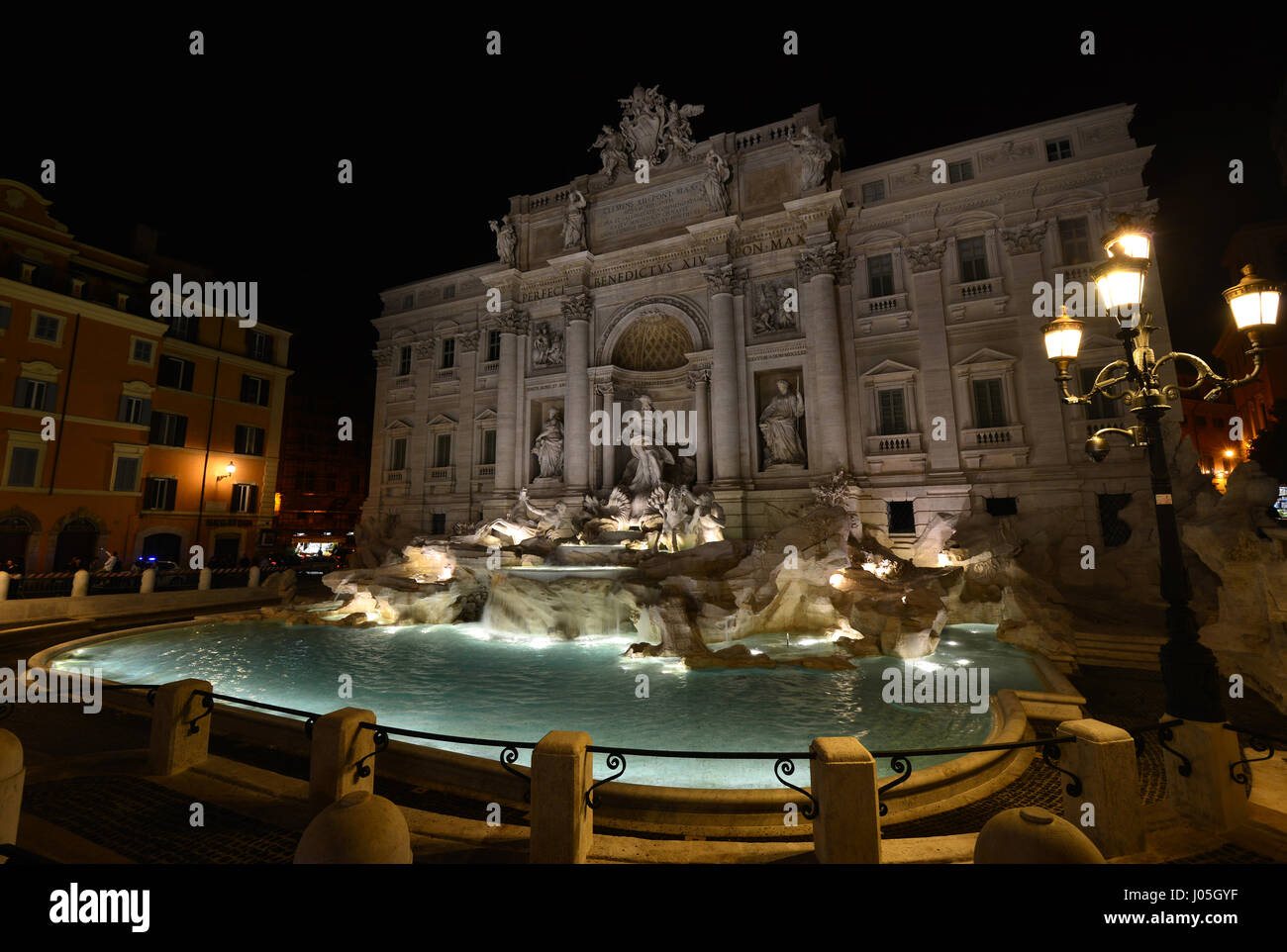 Splendida Fontana di Trevi di notte, subito dopo l'ultimo restauro Foto Stock