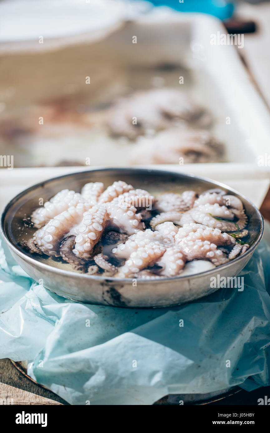 Crudo Fresco Polpo Presso Il Mercato Del Pesce Di Bari Puglia Italia Foto Stock Alamy