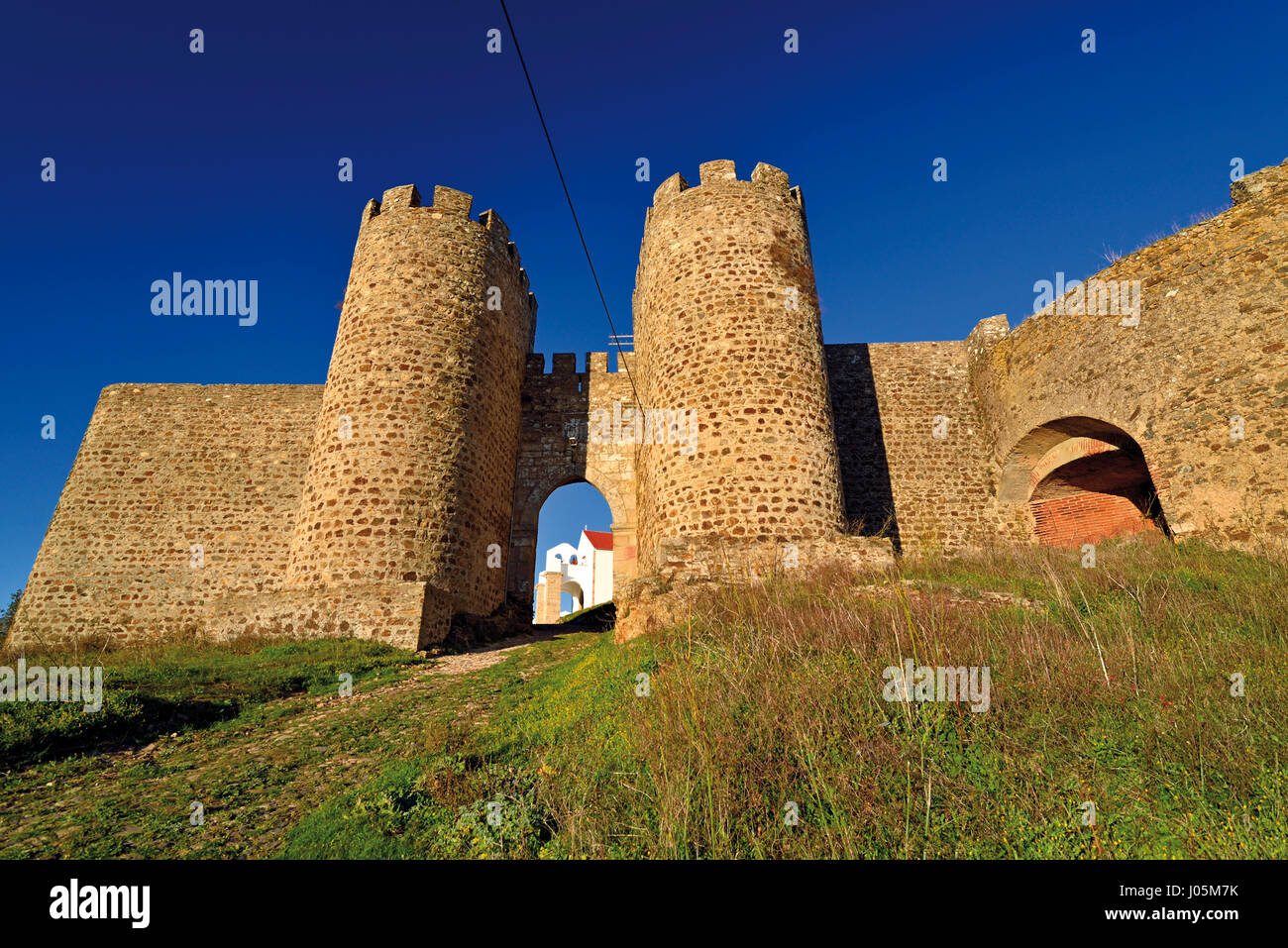 Portogallo: ingresso e torri del castello medievale di Evoramonte Foto Stock