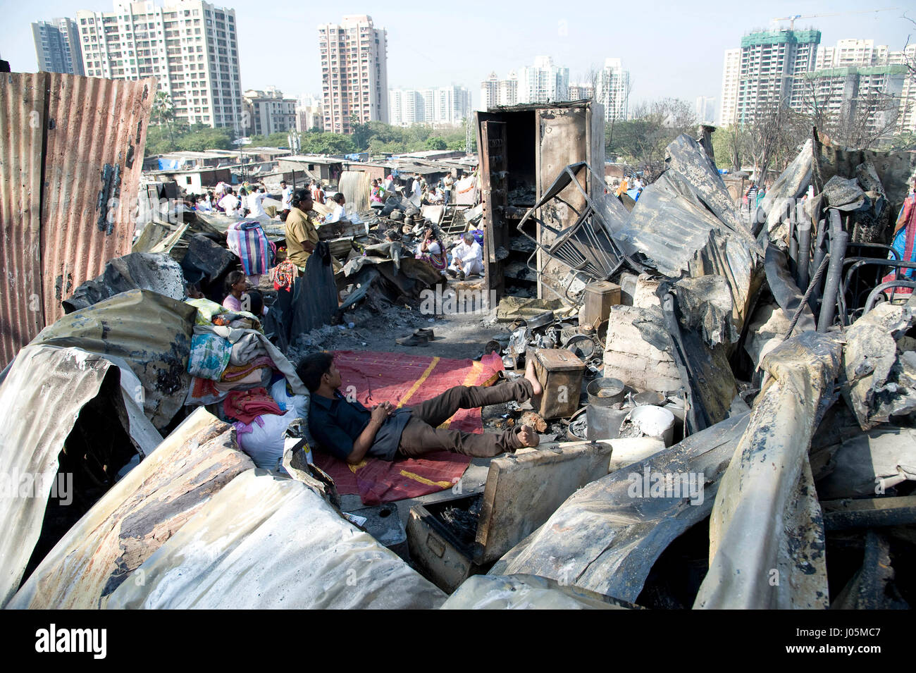 Casa distrutta in slum fire, damu nagar, kandivali, Mumbai, Maharashtra, India, Asia Foto Stock