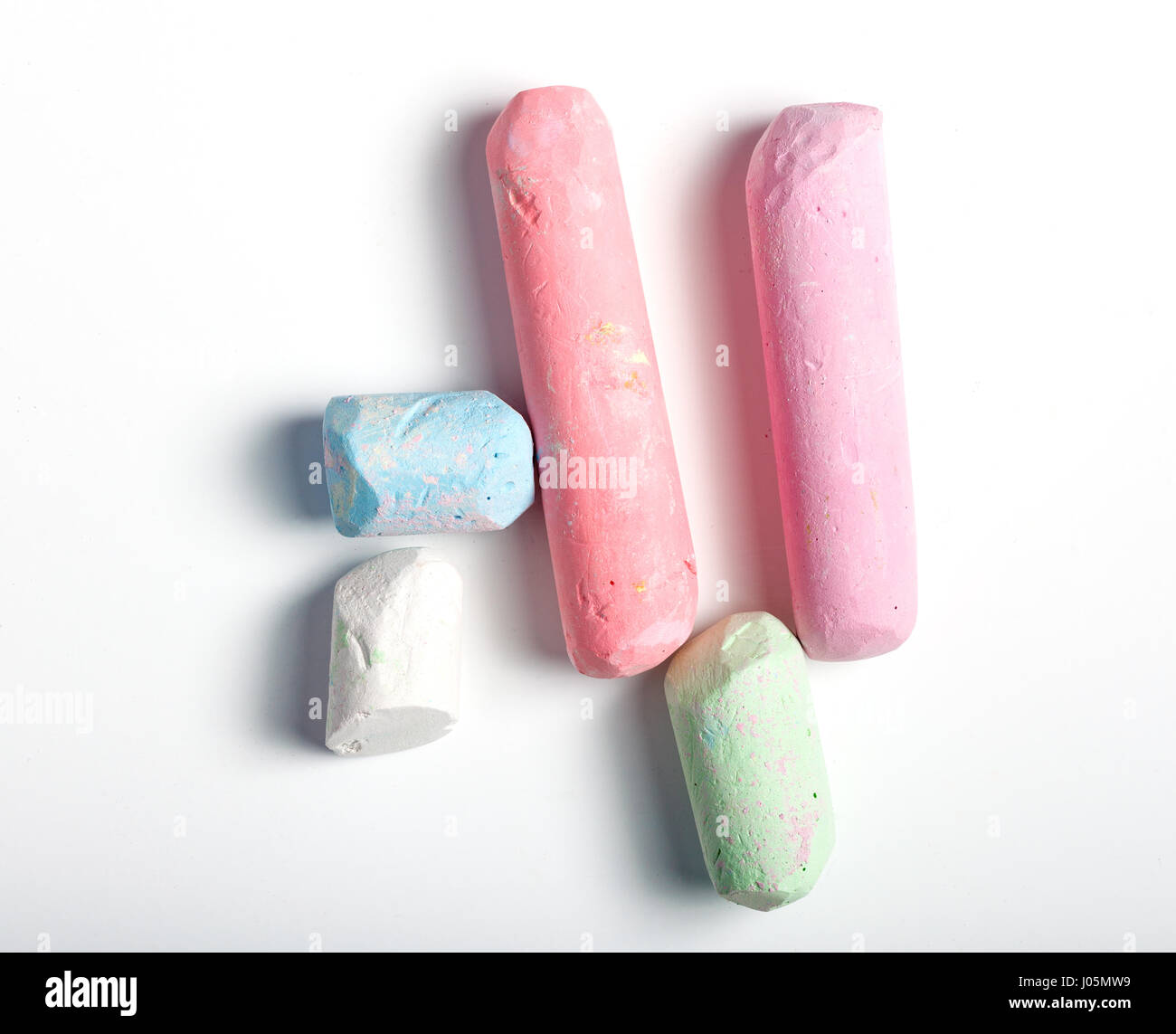 Chalk pezzi per scopo educativo, di differente colore e forma isolata su sfondo bianco Foto Stock