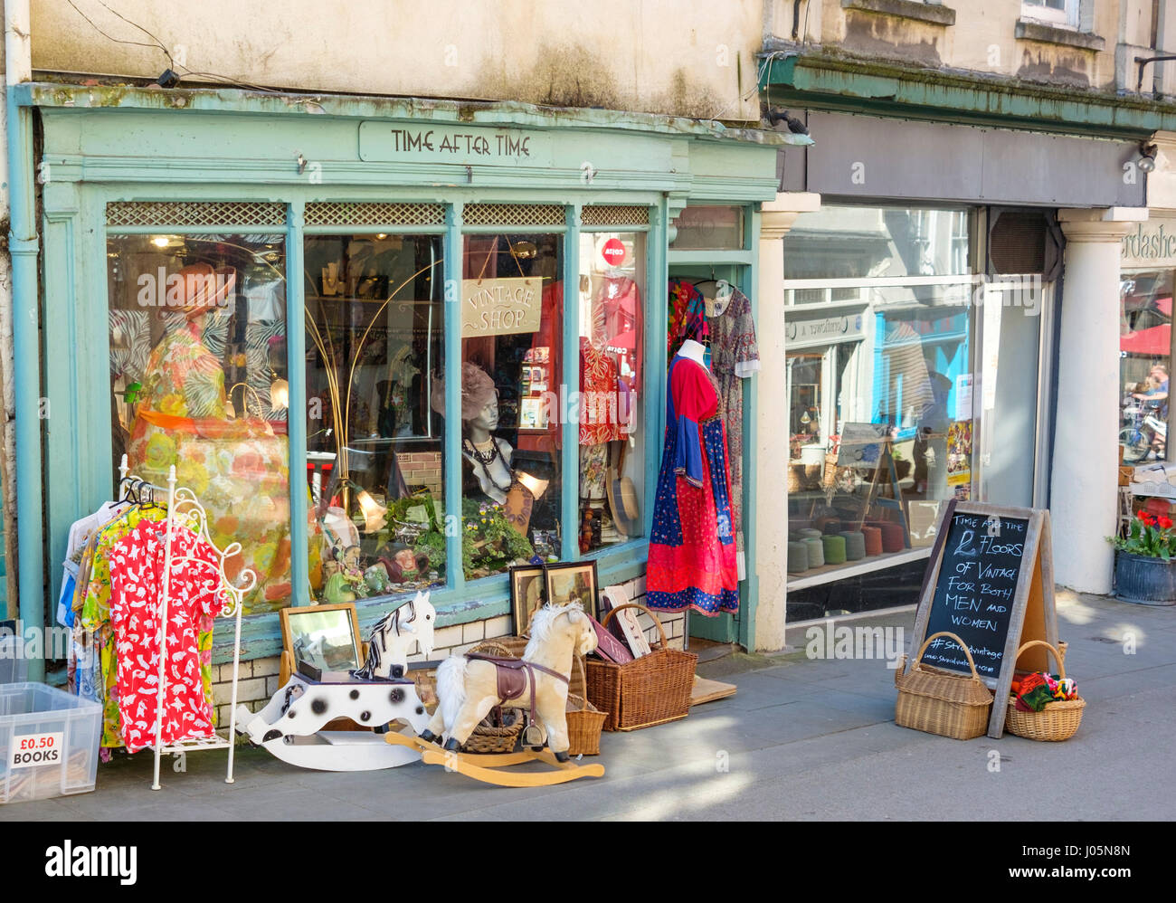 Stroud è una piccola cittadina in Cotswold Area del Gloucestershire England Regno Unito di volta in volta Shop Foto Stock