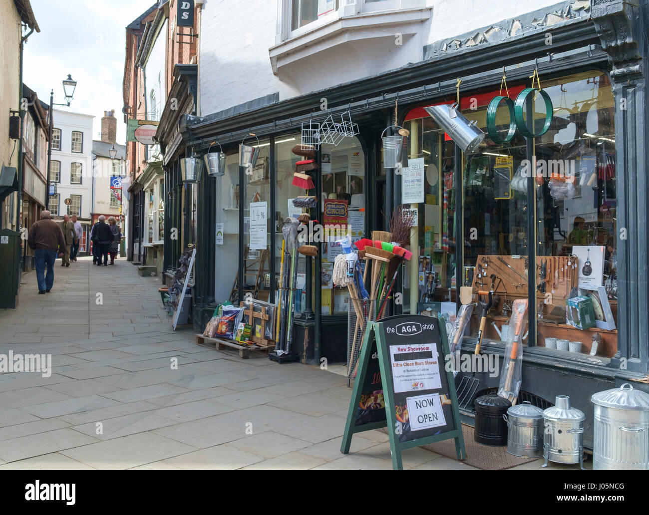 La città di Shropshire Ludlow, uno dei pretiest in Inghilterra UK Rickards Hardware shop Foto Stock