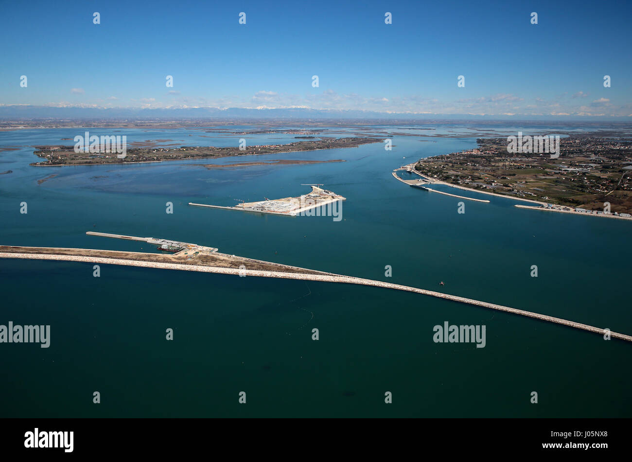 Il Mose (Modulo Sperimentale Elettromeccanico) è un progetto o un lavoro di ingegneria civile, ambientale e idraulico (o geoingegneria), ancora in costruzione, finalizzate alla difesa di Venezia e della sua laguna dalle acque alte, attraverso la costruzione di schiere di porte mobili poste a scomparsa al cosiddetto ingressi (le porte che collegano la laguna con il mare aperto attraverso il quale si realizza il flusso e riflusso della marea) del Lido, Malamocco e Chioggia, che è in grado di isolare temporaneamente la laguna di Venezia dal mare Adriatico durante l'alta marea eventi. Dove: Venezia, Veneto, Italia Quando: 10 m Foto Stock