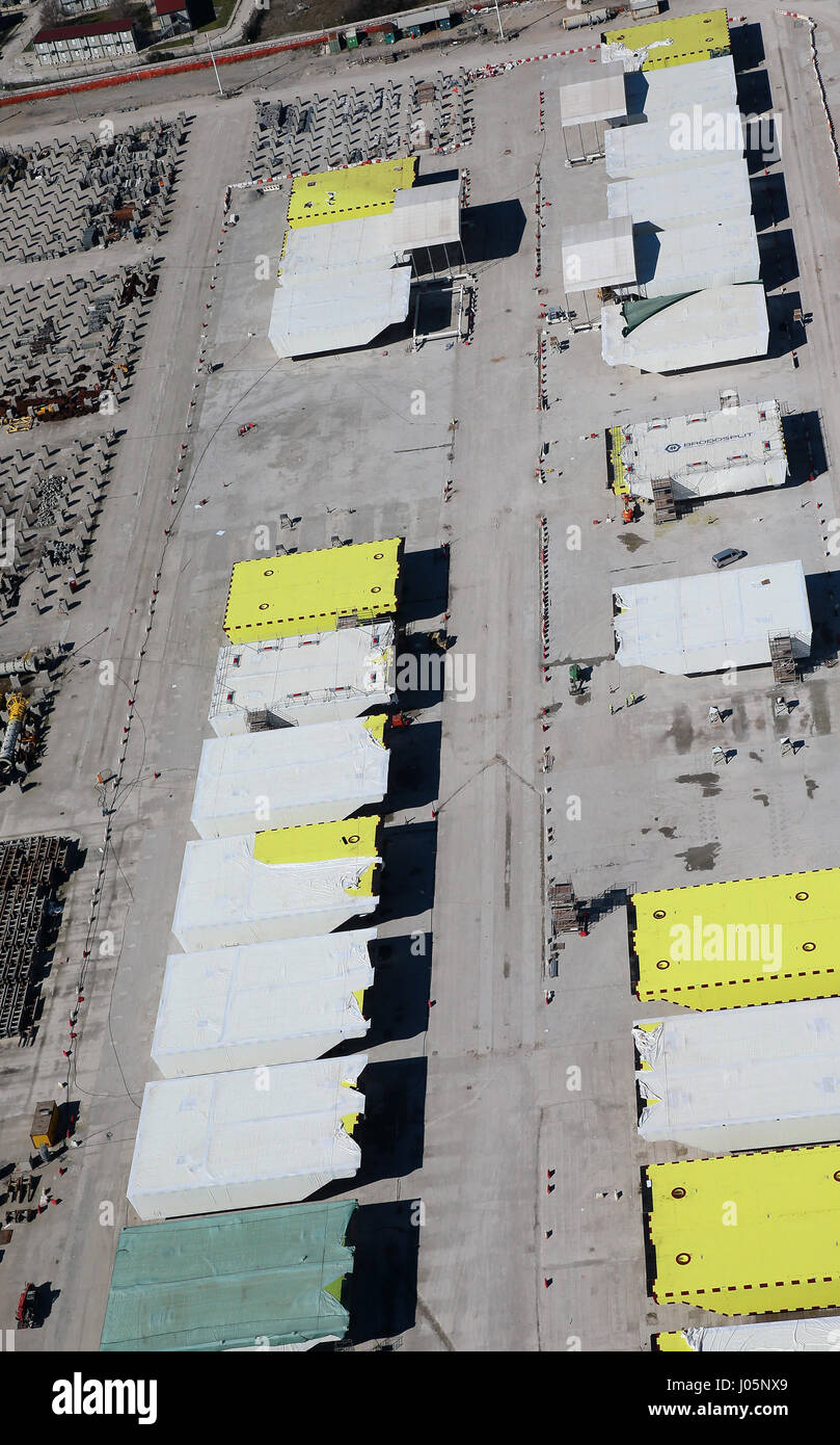 Il Mose (Modulo Sperimentale Elettromeccanico) è un progetto o un lavoro di ingegneria civile, ambientale e idraulico (o geoingegneria), ancora in costruzione, finalizzate alla difesa di Venezia e della sua laguna dalle acque alte, attraverso la costruzione di schiere di porte mobili poste a scomparsa al cosiddetto ingressi (le porte che collegano la laguna con il mare aperto attraverso il quale si realizza il flusso e riflusso della marea) del Lido, Malamocco e Chioggia, che è in grado di isolare temporaneamente la laguna di Venezia dal mare Adriatico durante l'alta marea eventi. La nuova sezione in costruzione in Ma Foto Stock