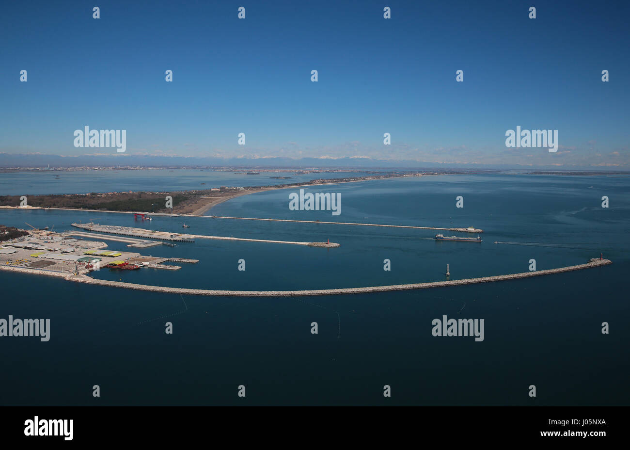 Il Mose (Modulo Sperimentale Elettromeccanico) è un progetto o un lavoro di ingegneria civile, ambientale e idraulico (o geoingegneria), ancora in costruzione, finalizzate alla difesa di Venezia e della sua laguna dalle acque alte, attraverso la costruzione di schiere di porte mobili poste a scomparsa al cosiddetto ingressi (le porte che collegano la laguna con il mare aperto attraverso il quale si realizza il flusso e riflusso della marea) del Lido, Malamocco e Chioggia, che è in grado di isolare temporaneamente la laguna di Venezia dal mare Adriatico durante l'alta marea eventi. La nuova sezione in costruzione in Ma Foto Stock