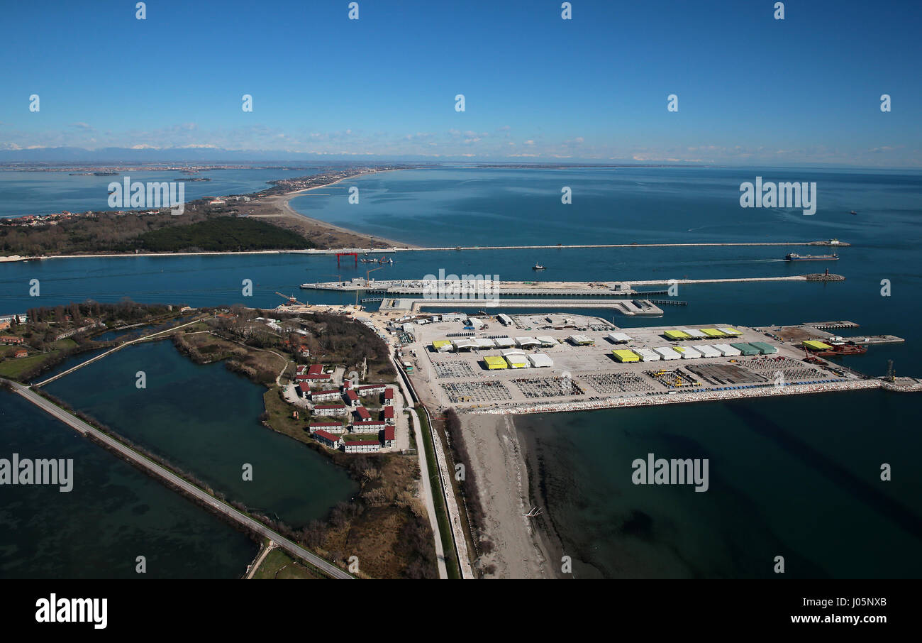 Il Mose (Modulo Sperimentale Elettromeccanico) è un progetto o un lavoro di ingegneria civile, ambientale e idraulico (o geoingegneria), ancora in costruzione, finalizzate alla difesa di Venezia e della sua laguna dalle acque alte, attraverso la costruzione di schiere di porte mobili poste a scomparsa al cosiddetto ingressi (le porte che collegano la laguna con il mare aperto attraverso il quale si realizza il flusso e riflusso della marea) del Lido, Malamocco e Chioggia, che è in grado di isolare temporaneamente la laguna di Venezia dal mare Adriatico durante l'alta marea eventi. La nuova sezione in costruzione in Ma Foto Stock