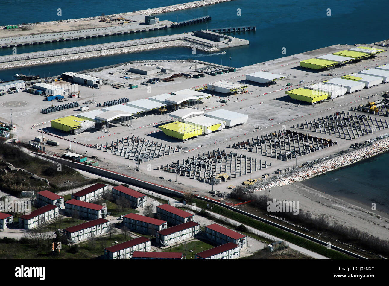 Il Mose (Modulo Sperimentale Elettromeccanico) è un progetto o un lavoro di ingegneria civile, ambientale e idraulico (o geoingegneria), ancora in costruzione, finalizzate alla difesa di Venezia e della sua laguna dalle acque alte, attraverso la costruzione di schiere di porte mobili poste a scomparsa al cosiddetto ingressi (le porte che collegano la laguna con il mare aperto attraverso il quale si realizza il flusso e riflusso della marea) del Lido, Malamocco e Chioggia, che è in grado di isolare temporaneamente la laguna di Venezia dal mare Adriatico durante l'alta marea eventi. La nuova sezione in costruzione in Ma Foto Stock