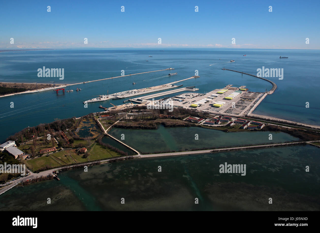 Il Mose (Modulo Sperimentale Elettromeccanico) è un progetto o un lavoro di ingegneria civile, ambientale e idraulico (o geoingegneria), ancora in costruzione, finalizzate alla difesa di Venezia e della sua laguna dalle acque alte, attraverso la costruzione di schiere di porte mobili poste a scomparsa al cosiddetto ingressi (le porte che collegano la laguna con il mare aperto attraverso il quale si realizza il flusso e riflusso della marea) del Lido, Malamocco e Chioggia, che è in grado di isolare temporaneamente la laguna di Venezia dal mare Adriatico durante l'alta marea eventi. La nuova sezione in costruzione in Ma Foto Stock