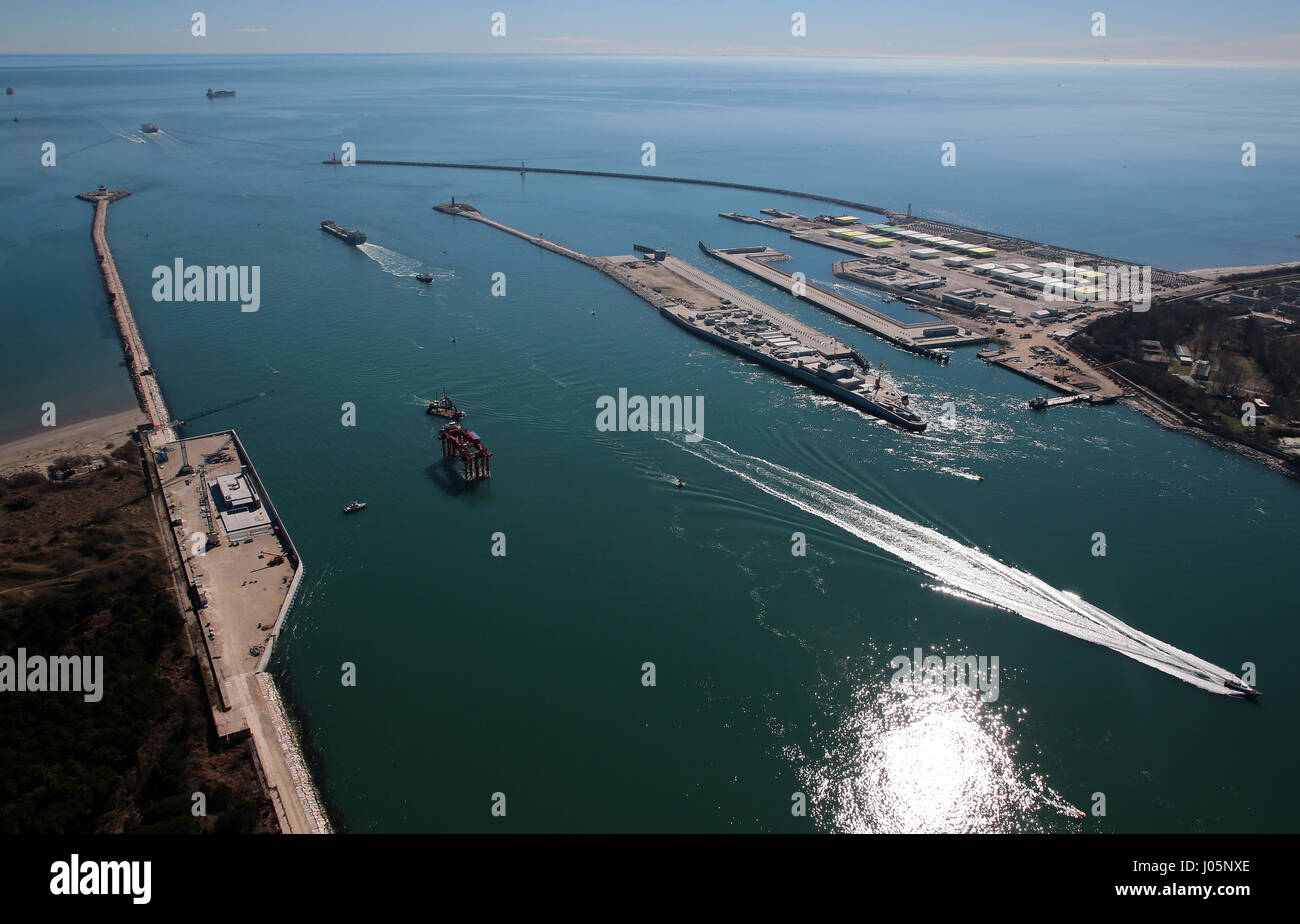 Il Mose (Modulo Sperimentale Elettromeccanico) è un progetto o un lavoro di ingegneria civile, ambientale e idraulico (o geoingegneria), ancora in costruzione, finalizzate alla difesa di Venezia e della sua laguna dalle acque alte, attraverso la costruzione di schiere di porte mobili poste a scomparsa al cosiddetto ingressi (le porte che collegano la laguna con il mare aperto attraverso il quale si realizza il flusso e riflusso della marea) del Lido, Malamocco e Chioggia, che è in grado di isolare temporaneamente la laguna di Venezia dal mare Adriatico durante l'alta marea eventi. La nuova sezione in costruzione in Ma Foto Stock