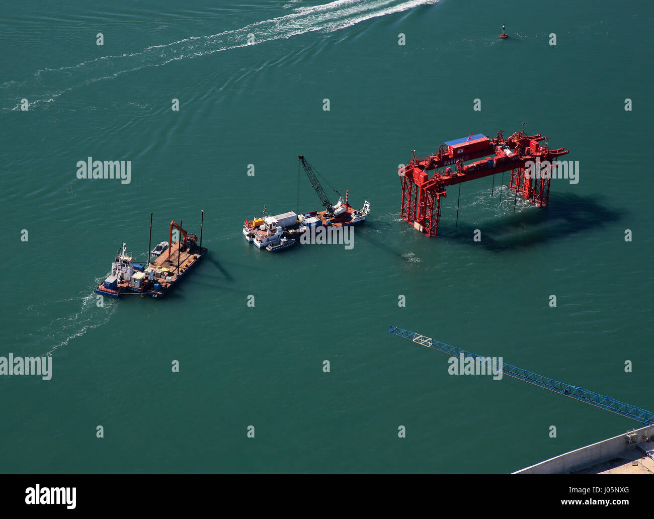 Il Mose (Modulo Sperimentale Elettromeccanico) è un progetto o un lavoro di ingegneria civile, ambientale e idraulico (o geoingegneria), ancora in costruzione, finalizzate alla difesa di Venezia e della sua laguna dalle acque alte, attraverso la costruzione di schiere di porte mobili poste a scomparsa al cosiddetto ingressi (le porte che collegano la laguna con il mare aperto attraverso il quale si realizza il flusso e riflusso della marea) del Lido, Malamocco e Chioggia, che è in grado di isolare temporaneamente la laguna di Venezia dal mare Adriatico durante l'alta marea eventi. La nuova sezione in costruzione in Ma Foto Stock