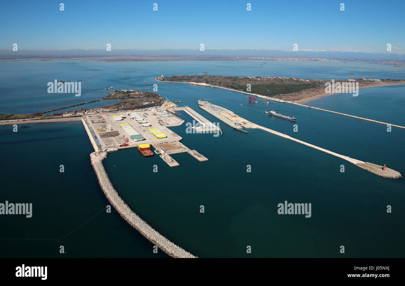 Il Mose (Modulo Sperimentale Elettromeccanico) è un progetto o un lavoro di ingegneria civile, ambientale e idraulico (o geoingegneria), ancora in costruzione, finalizzate alla difesa di Venezia e della sua laguna dalle acque alte, attraverso la costruzione di schiere di porte mobili poste a scomparsa al cosiddetto ingressi (le porte che collegano la laguna con il mare aperto attraverso il quale si realizza il flusso e riflusso della marea) del Lido, Malamocco e Chioggia, che è in grado di isolare temporaneamente la laguna di Venezia dal mare Adriatico durante l'alta marea eventi. La nuova sezione in costruzione in Ma Foto Stock