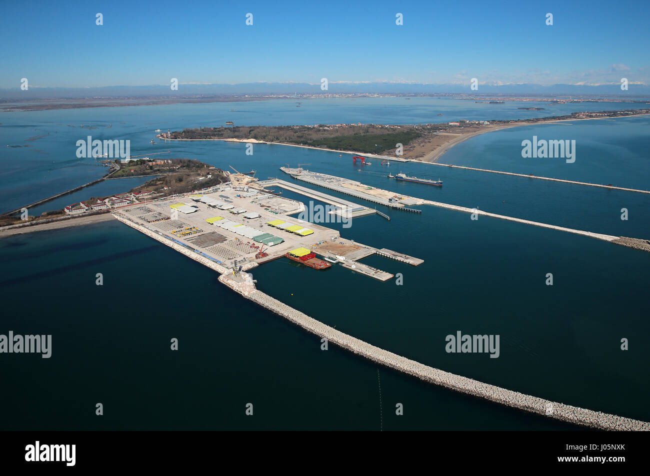 Il Mose (Modulo Sperimentale Elettromeccanico) è un progetto o un lavoro di ingegneria civile, ambientale e idraulico (o geoingegneria), ancora in costruzione, finalizzate alla difesa di Venezia e della sua laguna dalle acque alte, attraverso la costruzione di schiere di porte mobili poste a scomparsa al cosiddetto ingressi (le porte che collegano la laguna con il mare aperto attraverso il quale si realizza il flusso e riflusso della marea) del Lido, Malamocco e Chioggia, che è in grado di isolare temporaneamente la laguna di Venezia dal mare Adriatico durante l'alta marea eventi. La nuova sezione in costruzione in Ma Foto Stock