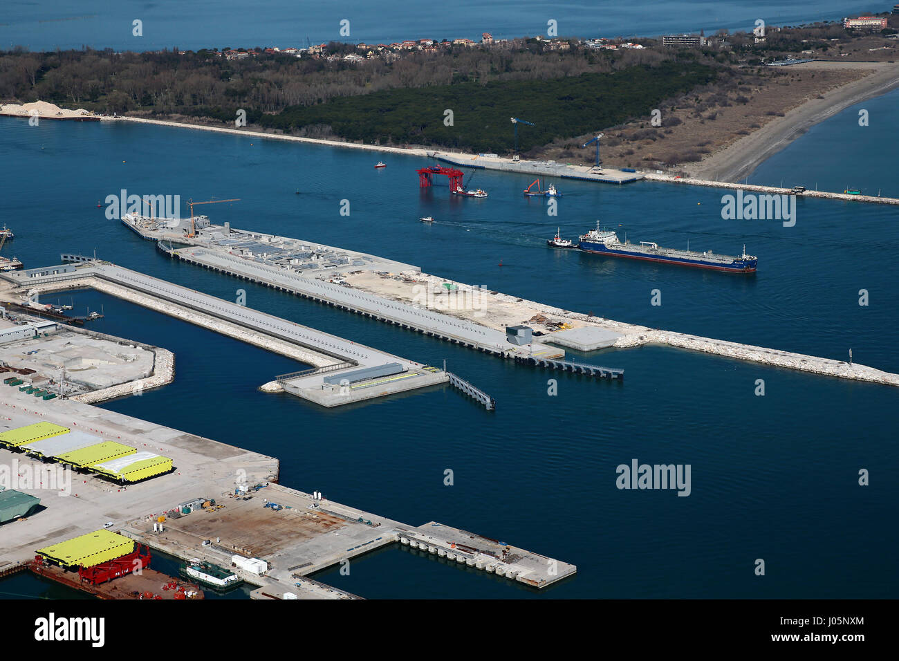 Il Mose (Modulo Sperimentale Elettromeccanico) è un progetto o un lavoro di ingegneria civile, ambientale e idraulico (o geoingegneria), ancora in costruzione, finalizzate alla difesa di Venezia e della sua laguna dalle acque alte, attraverso la costruzione di schiere di porte mobili poste a scomparsa al cosiddetto ingressi (le porte che collegano la laguna con il mare aperto attraverso il quale si realizza il flusso e riflusso della marea) del Lido, Malamocco e Chioggia, che è in grado di isolare temporaneamente la laguna di Venezia dal mare Adriatico durante l'alta marea eventi. La nuova sezione in costruzione in Ma Foto Stock