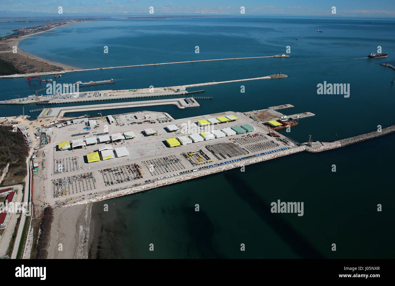 Il Mose (Modulo Sperimentale Elettromeccanico) è un progetto o un lavoro di ingegneria civile, ambientale e idraulico (o geoingegneria), ancora in costruzione, finalizzate alla difesa di Venezia e della sua laguna dalle acque alte, attraverso la costruzione di schiere di porte mobili poste a scomparsa al cosiddetto ingressi (le porte che collegano la laguna con il mare aperto attraverso il quale si realizza il flusso e riflusso della marea) del Lido, Malamocco e Chioggia, che è in grado di isolare temporaneamente la laguna di Venezia dal mare Adriatico durante l'alta marea eventi. La nuova sezione in costruzione in Ma Foto Stock