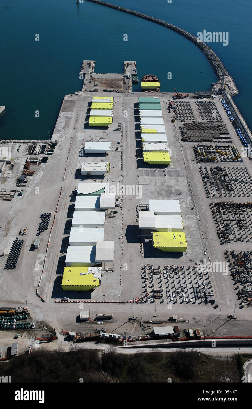 Il Mose (Modulo Sperimentale Elettromeccanico) è un progetto o un lavoro di ingegneria civile, ambientale e idraulico (o geoingegneria), ancora in costruzione, finalizzate alla difesa di Venezia e della sua laguna dalle acque alte, attraverso la costruzione di schiere di porte mobili poste a scomparsa al cosiddetto ingressi (le porte che collegano la laguna con il mare aperto attraverso il quale si realizza il flusso e riflusso della marea) del Lido, Malamocco e Chioggia, che è in grado di isolare temporaneamente la laguna di Venezia dal mare Adriatico durante l'alta marea eventi. La nuova sezione in costruzione in Ma Foto Stock