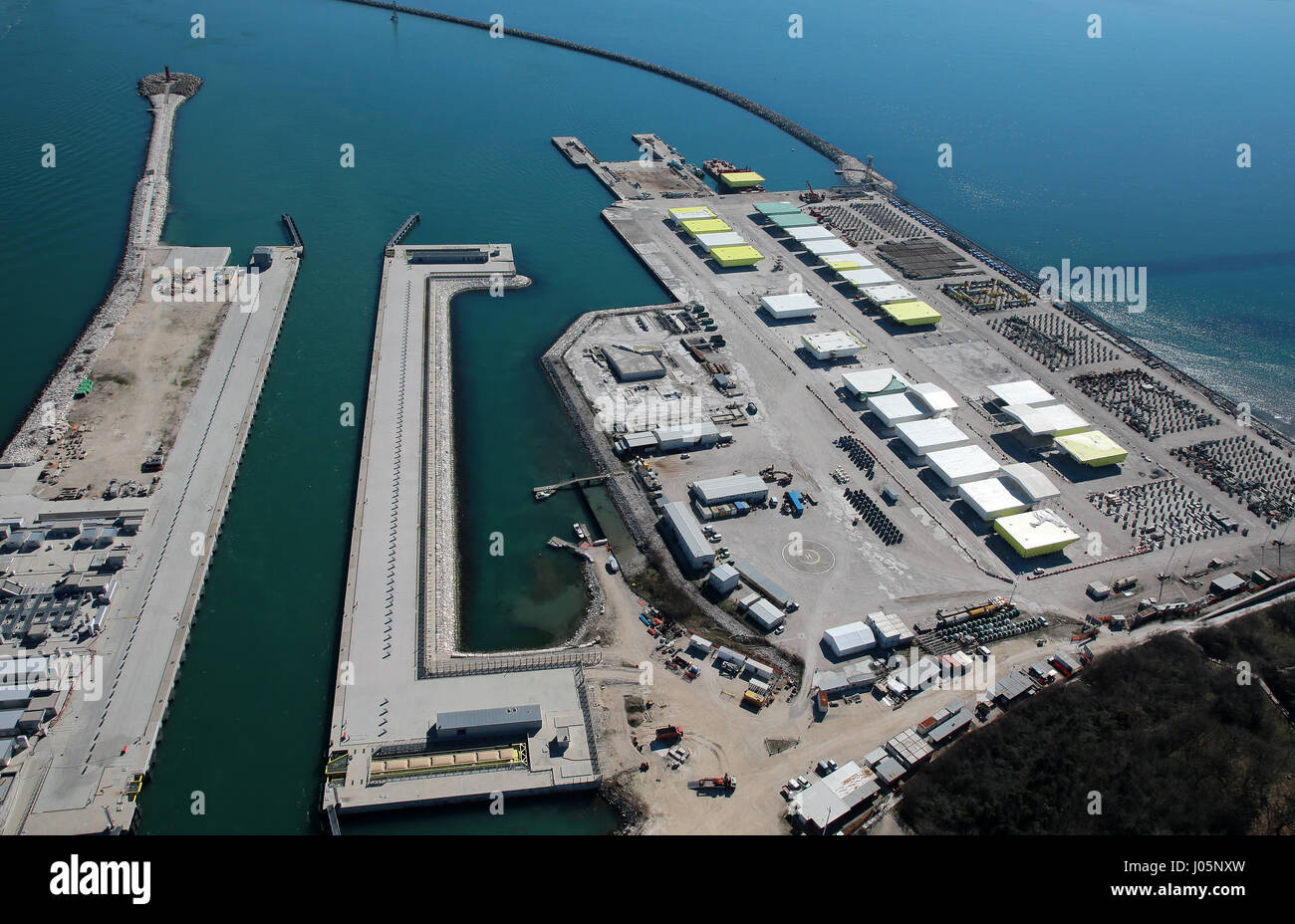 Il Mose (Modulo Sperimentale Elettromeccanico) è un progetto o un lavoro di ingegneria civile, ambientale e idraulico (o geoingegneria), ancora in costruzione, finalizzate alla difesa di Venezia e della sua laguna dalle acque alte, attraverso la costruzione di schiere di porte mobili poste a scomparsa al cosiddetto ingressi (le porte che collegano la laguna con il mare aperto attraverso il quale si realizza il flusso e riflusso della marea) del Lido, Malamocco e Chioggia, che è in grado di isolare temporaneamente la laguna di Venezia dal mare Adriatico durante l'alta marea eventi. La nuova sezione in costruzione in Ma Foto Stock